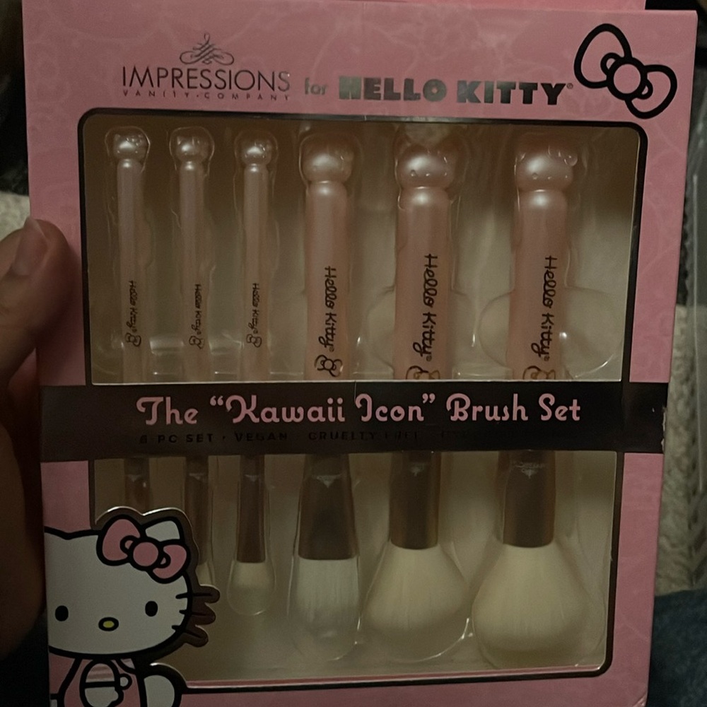 Impressions Hello Kitty Hawaii Icon Brush Set - Pink